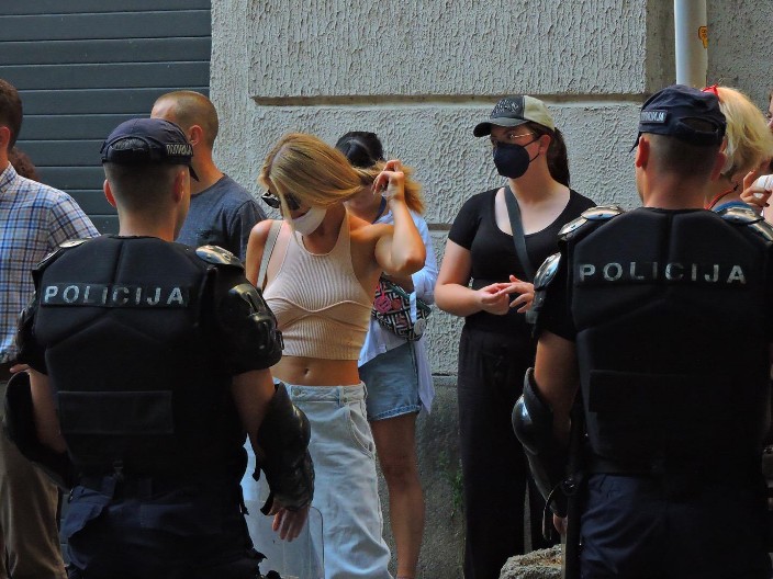 SRAMNO, BLOKADERI OPET PROVOCIRAJU POLICIJU Sakrili se iza maski, bruka kako se ponašaju (FOTO)