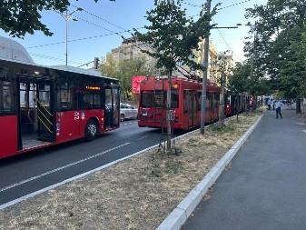 GRAĐANI IZAŠLI IZ AUTOBUSA I DEMONTIRALI BLOKADU Sav prevoz u Beogradu funkcioniše, blokaderi pokušali da maltretiraju narod