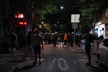 ISPOD PRUGE I IZNAD BUKE Glasovi onih koji ne marširaju