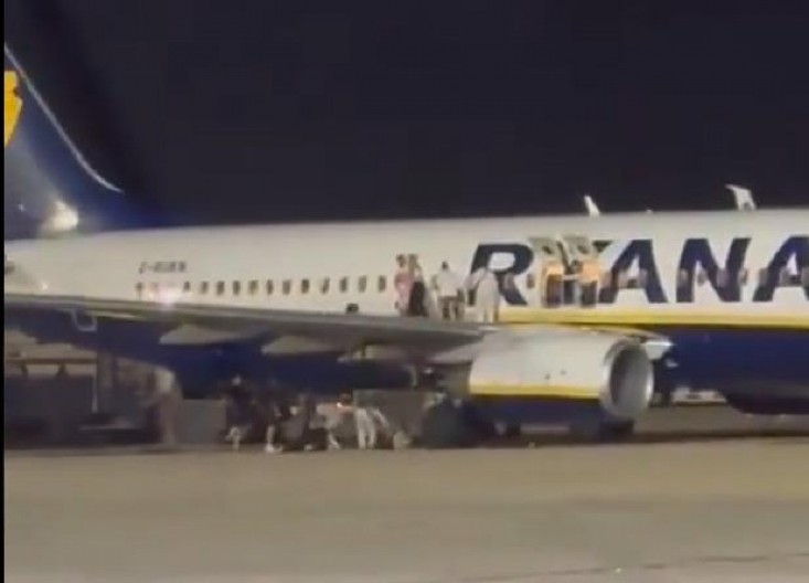 DRAMA! DOJAVLJEN POŽAR U AVIONU! Putnici skaču sa krila na pistu, ima povređenih! Opšti haos na aerodromu u Majorki (VIDEO)