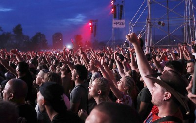 SRAMAN PRILOG U VESTIMA N1! Tompson se zalaže za tradiciju i hrišćanske vrednosti i peva patriotske pesme