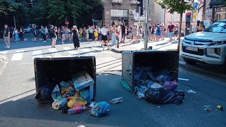 PLJUS, ŠAMARČINA ZA BLOKADERKU KOJA SE UVLAČILA HRVATIMA! "Niste kao mi jer ste smeće! SAMO FURAJTE KONTEJNERE"