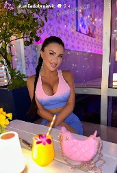 U VRELOM IZDANJU I BEZ BLAMA! Stanija zavodila pred kamerom, sve oči uprte u nju na ulici (VIDEO)