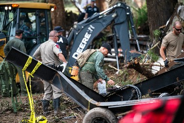 TRAMP HITNO KREĆE ZA TEKSAS! Strašna tragedija u SAD, broje se mrtvi, desetine dece nestalo!