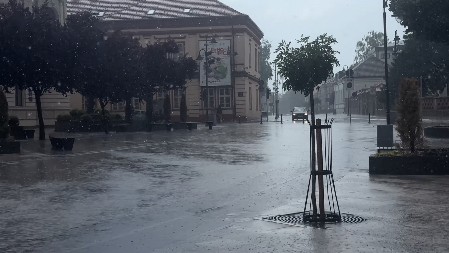 "HODNICI SU ZA PAR MINUTA POSTALI REKE" Potop na ulicama i u zgradama, nevreme napravilo haos u Čačku (FOTO/VIDEO)