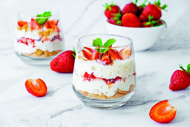 BRZI KOLAČ SA JAGODAMA U ČAŠI Savršen za iznenadne goste, a eksplozija ukusa u svakom zalogaju