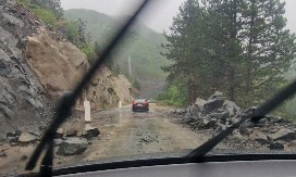 HAOS NA PUTU, STENE PADALE PRED TOČKOVE Užas na putu kod Priboja, pljušte upozorenja "PAZITE" (FOTO)