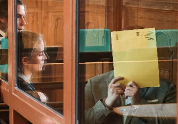 PRVE SLIKE DŽONIJA SA VRAČARA NAKON HAPŠENJA! Vušović doveden u sud u Berlinu, sve vreme u rukama DRŽAO OVO (FOTO)