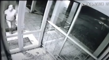 UZNEMIRUJUĆE! POGLEDAJTE KAKO JE ALIBEG PREŽIVEO POKUŠAJ UBISTVA: Kiša metaka ka njemu, dok čeka da mu se otvore vrata od ulaza (VIDEO)