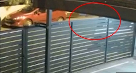 SNIMAK NAPADA NA KUĆU DRAGANA J. VUČIĆEVIĆA: Blokaderski napad ili zastrašivanje? Ispisivali uvrede, farbali kuću, razbijali fasadu – istraga u toku(VIDEO)