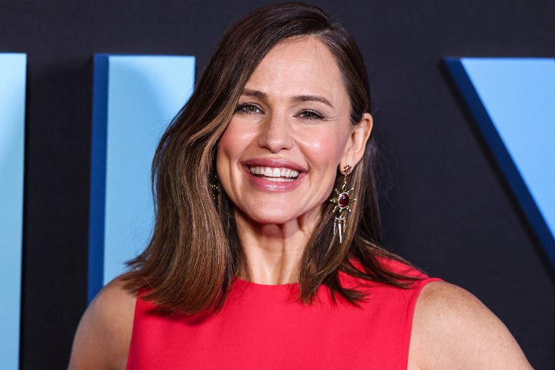 ŠEŠIR ZA PRAVE DAME Srpkinje odustale od kačketa, ovaj model im se više dopada, apsolutni hit leta 2025.