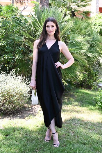 ŽENE U SRBIJI SE TAKMIČE KOJA ĆE PRE DA KUPI OVU HALJINU Sakriva stomak, u njoj izgledate mršavije, a košta oko 3.000 dinara