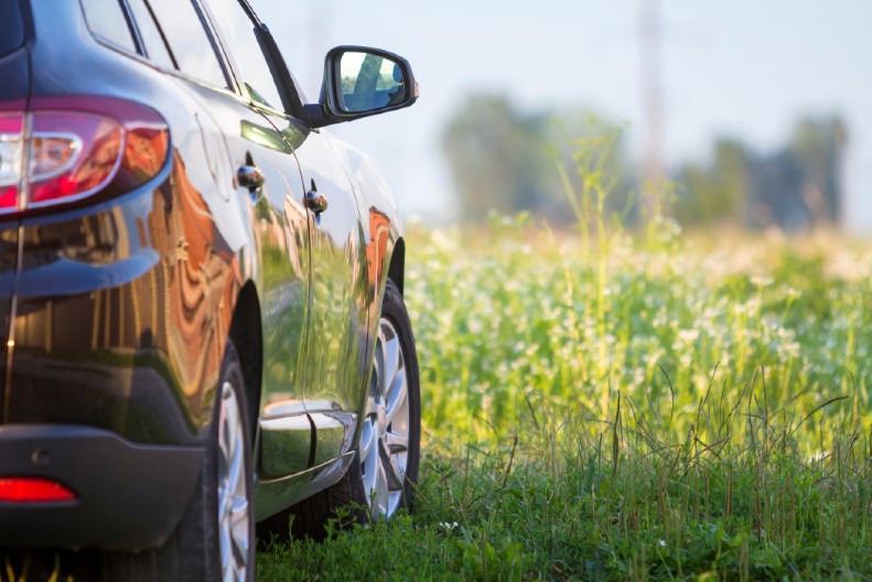 OPASNOST VREBA ISPOD AUTOMOBILA Tokom leta, nikako ne parkirati na suvoj travi