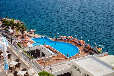 DO SADA NAJJEFTINIJE LETOVALIŠTE NA JADRANU Noćenje 9 evra, pivo 2 evra, ležaljka 5 evra (VIDEO)