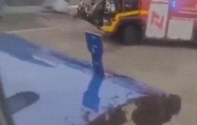 NEZAPAMĆENI INCIDENT NA AERODROMU Pobesneli insekti okupirali avion, putnici ostali zarobljeni unutra! (VIDEO)