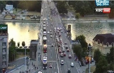 BLOKADERI PONOVO ZAKRČILI BRANKOV MOST! Šaka jada na kratko maltretirala građane, pa odustala