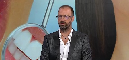 POSLE NJEGOVIH REČI, SAMO AKO STE POLUDELI, OVAKO ĆETE IZBELJIVATI ZUBE Srbi i Srpkinje ovo stalno rade, a ne kapiraju da oštećuju gleđ, upozorio dr Srđan