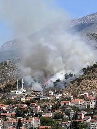 OGROMAN POŽAR KOD MOSTARA, UGROŽENE BILE I KUĆE! Helikopter gasio vatrenu stihiju, vatrogasci treći dan muče muku