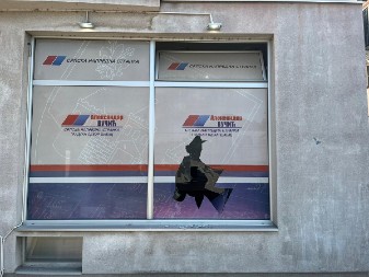 VANDALSKI NAPAD NA PROSTORIJE SNS U ŠAPCU "Potpuno je jasno da iza toga stoje blokaderi i opozicija" (FOTO)