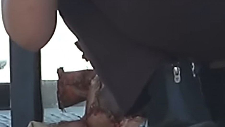 STRAVIČNA SCENA ISPRED SUPERMARKETA Predmet od ''ljudske kože'' izazvao paniku među stanovništvom, a onda je usledio ŠOK preokret! (VIDEO)