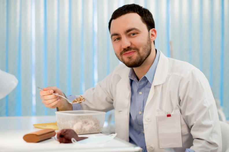 NIKADA NEĆETE VIDETI NEUROLOGA DA JEDE OVU HRANU  Jako je opasna za zdravlje mozga