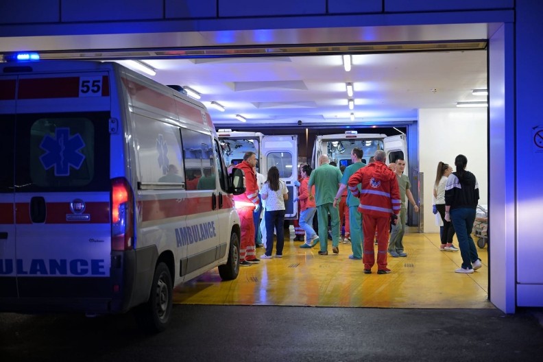 DETALJI POŽARA NA VOŽDOVCU Mladić povređen dok je spasavao oca iz stana punog dima