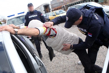 POLICIJA RAZBILA MREŽU KRIJUMČARA MIGRANATA U VIŠE GRADOVA Uhapšeno šest osoba