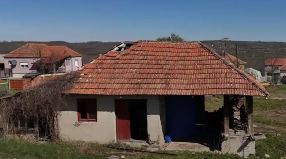 "VIŠE NAS I NE POZNAJE" Pevač živi u luksuznoj vili, porodični dom mu propada, a tek da vidite unutrašnjost (FOTO)