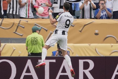 ŠOK PREOKRET Vlahović odlazi i opet oblači crno-bele