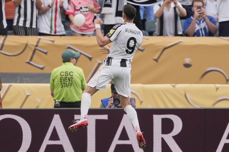 ŠOK PREOKRET Vlahović odlazi i opet oblači crno-bele