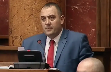 NOVI NAPAD, OSVANULI UVREDLJIVI GRAFITI NA KUĆI POSLANIKA SNS "Nadležni da privedu počinioce"