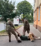 PAS POKUŠAO DA ZAŠTITI VLASNIKA OD PRINUDNE MOBILIZACIJE U UKRAJINI Muškarca vukli po zemlji i ubacili u kombi (VIDEO)