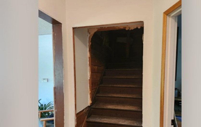 RENOVIRALA HODNIK, A IZA ZIDA JOJ SE UKAZALE STEPENICE Ono što je pronašla na SPRATU LEDI KRV U ŽILAMA!