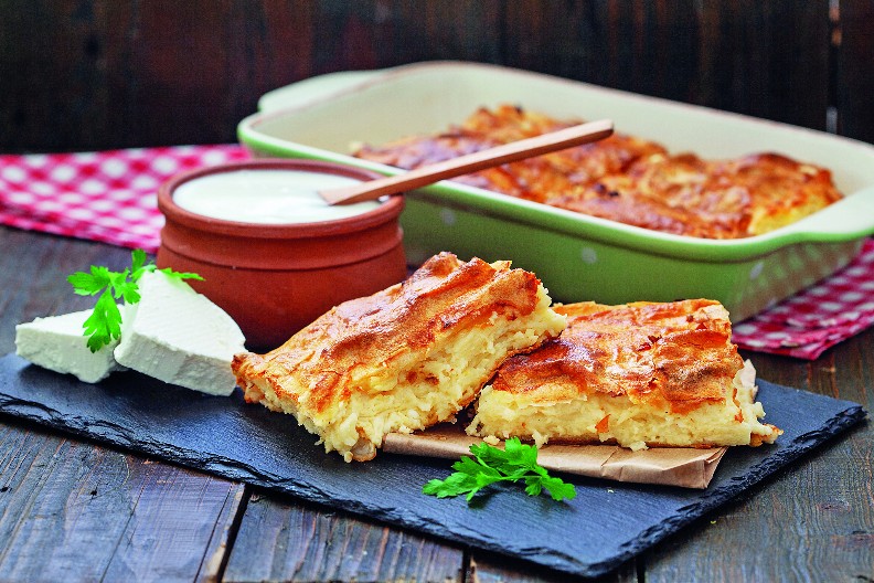 TETA DUŠICINA GIBANICA BUDI NOSTALGIJU Sa hrskavim korama i sočnim nadevom, nema joj ravne