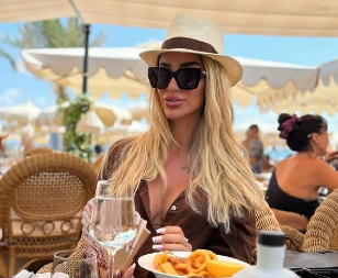 SVE PUCA NA NJOJ! Aleksandra Nikolić se razgolitila u restoranu, kupaći kostim u prvom planu (FOTO)