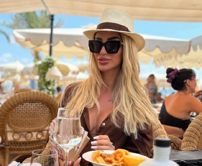 SVE PUCA NA NJOJ! Aleksandra Nikolić se razgolitila u restoranu, kupaći kostim u prvom planu (FOTO)