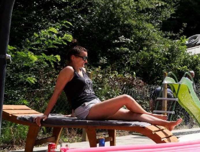 TURISTI DORUČKOVALI U VIKENDICI, A ONDA - BUM! Vozilo im visilo iznad glava, kamera zabeležila jeziv prizor! (FOTO)