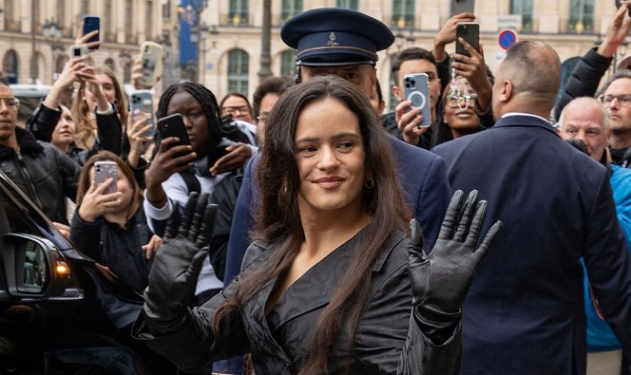 LEPRŠAVA SUKNJA PLUS MAJICA Top kombinacija koju obožavaju Srpkinje, ovaj detalj osvaja ,,na prvu loptu"