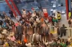 HILJADE LJUDI ZAGLAVLJENO Spavaju na podu, kilometarski redovi, evo šta se dešava na aerodromima u Rusiji (VIDEO)