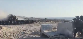 "NE OTVARAJTE VATRU" IDF objavio snimak Palestinaca koji slobodno uzimaju pakete s hranom (VIDEO)