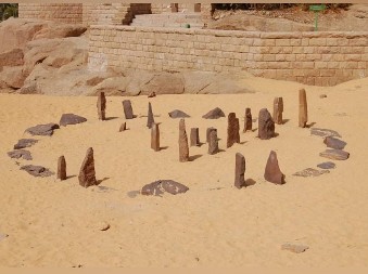 KAMENI KRUG STAR 7000 GODINA JE NAJSTARIJE ARHEOLOŠKO NALAZIŠTE NA ZEMLJI Još uvek krije misteriju koja zbunjuje naučnike