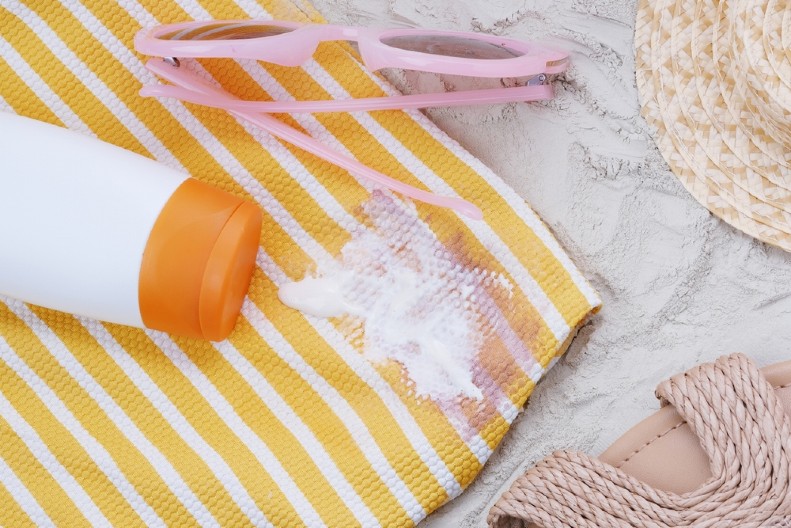 KAKO SKINUTI FLEKE OD KREME ZA SUNČANJE Spasite kupaći i odeću za plažu pomoću 2 sastojka iz kuhinje!