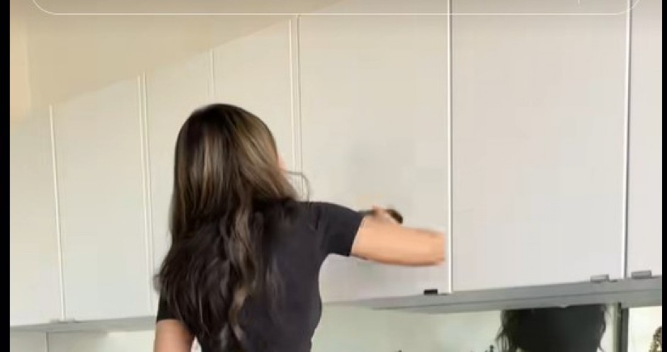 MILINA KUHINJA UVEK BLISTA, A SAD JE OTKRILA TRIK „Masnoću sa ormarića lako skinem mešavinom od 3 sastojka“