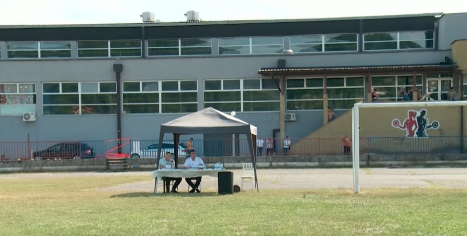 ZAŠTO U TESLIĆU DRŽE SEDNICU NA STADIONU: Jedan sto u korneru, drugi na penalu, a razlog je bizaran