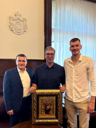 "KOLIKO SAM NIZAK, NAJBOLJE SE VIDI KAD STANEM UZ LEGENDARNOG BORIŠU" Vučić se susreo sa Simanićem i Motikom (FOTO)