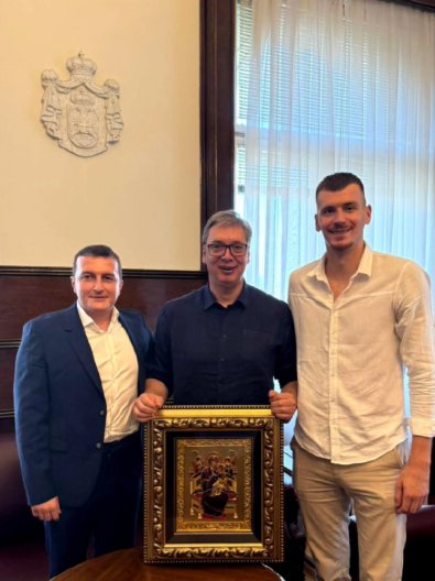 "KOLIKO SAM NIZAK, NAJBOLJE SE VIDI KAD STANEM UZ LEGENDARNOG BORIŠU" Vučić se susreo sa Simanićem i Motikom (FOTO)