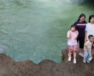 STRAVIČNI VRISAK ODJEKNUO OBALOM Majka pozirala sa decom, a onda je ćerka nestala u talasima, snimak ledi krv u žilama! (VIDEO)