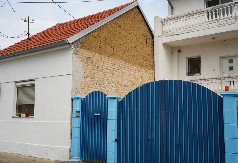 OTVORITE VRATA SREĆI Domaćice širom Balkana prefarbavaju kapije – razlog je zapanjujući