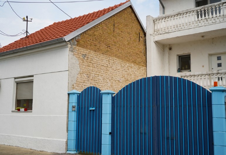 OTVORITE VRATA SREĆI Domaćice širom Balkana prefarbavaju kapije – razlog je zapanjujući