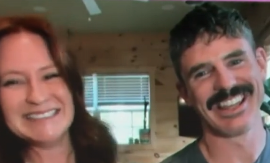 DOBILA STABLO ZA 1. GODIŠNJICU VEZE Ljubav para je rasla zajedno sa biljkom, a promena nakon 18 godina je neverovatna